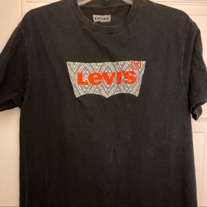 Black Levi’s t shirt